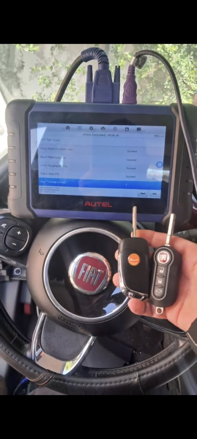 שני מפתחות עם להבים מול הגה פיאט ומכשיר Autel