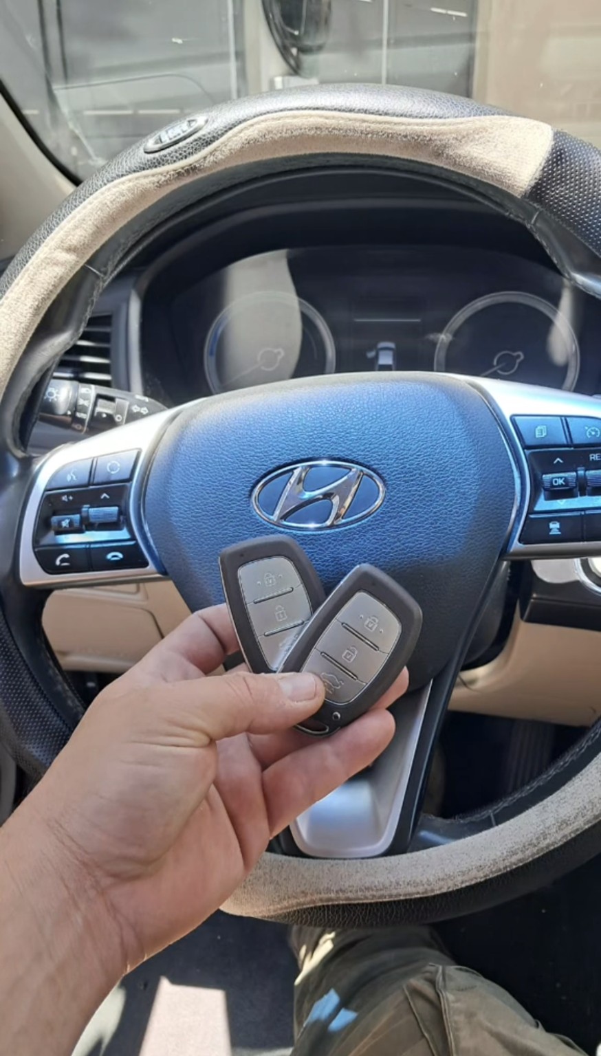 שני מפתחות חכמים מוחזקים מול הגה יונדאי