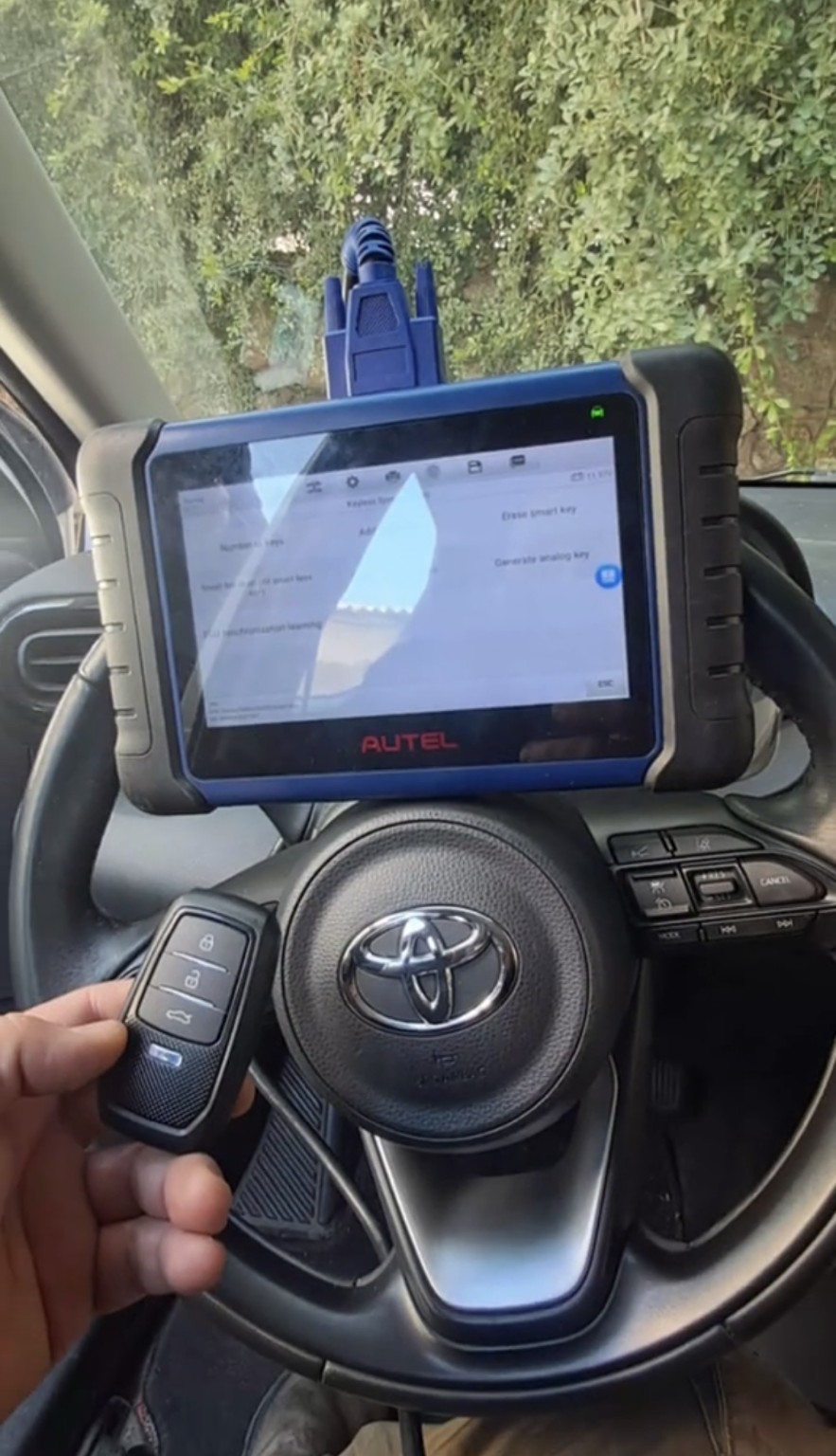 מפתח חכם מול הגה טויוטה ומכשיר Autel