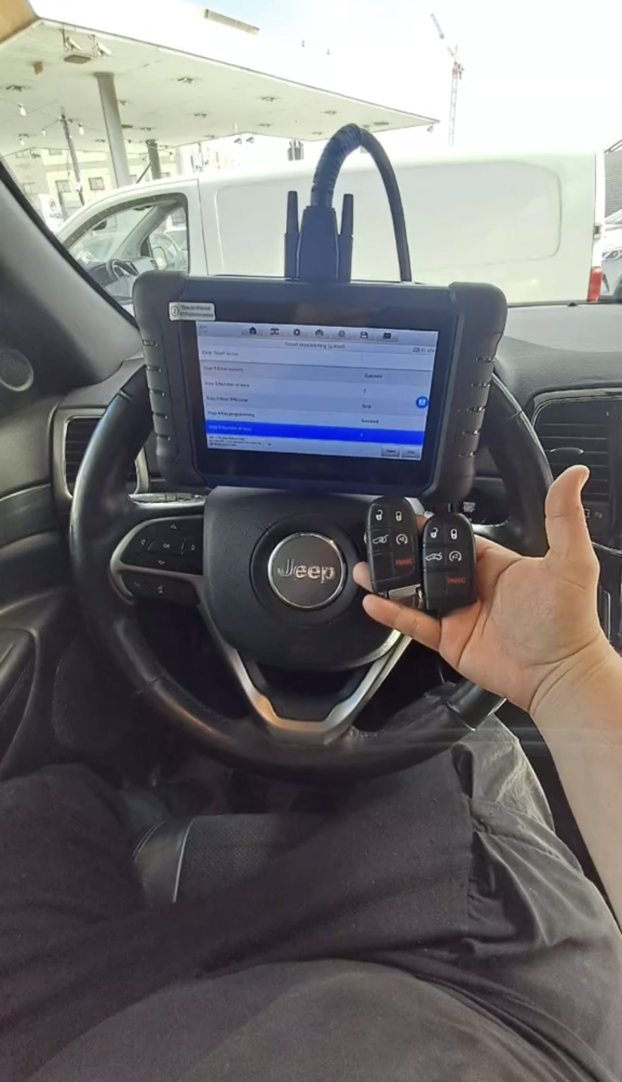 שני שלטים חכמים מול הגה ג׳יפ ומכשיר Autel